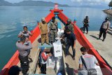 Petugas memuat kotak logistik pemilu ke kapal nelayan saat pendistribusian untuk pulau terluar di pelabuhan Ulee Lheue, Banda Aceh, Selasa (16/4/19). Komisi Independen Pemilihan (KIP) kabupaten Aceh Besar, mendistribusikan sebanyak 100 kotak logistik pemilu ke pulau terluar Aceh, yakni Pulau Beras dan Pulau Nasi dalam wilayan kecamatan Pulau Aceh untuk disebar ke 18 TPS dengan jumlah pemilih sebanyak 3.015 orang. (Antara Aceh/Ampelsa)