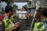 Petugas menerjang banjir dengan menggunakan perahu saat mendistribusikan logistik keperluan Pemilu dan Pileg di Desa Bojongasih, Dayeuhkolot, Kabupaten Bandung, Jawa Barat, Selasa (16/4/2019). Petugas KPU Kabupaten Bandung mendistribusikan logistik ke 11 TPS terdampak banjir dari jumlah total sebanyak 41 TPS di Kecamatan Dayeuhkolot. ANTARA JABAR/Raisan Al Farisi/agr