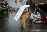 Petugas menerjang banjir saat mendistribusikan logistik keperluan Pemilu dan Pileg di Desa Bojongasih, Dayeuhkolot, Kabupaten Bandung, Jawa Barat, Selasa (16/4/2019). Petugas KPU Kabupaten Bandung mendistribusikan logistik ke 11 TPS terdampak banjir dari jumlah total sebanyak 41 TPS di Kecamatan Dayeuhkolot. ANTARA JABAR/Raisan Al Farisi/agr