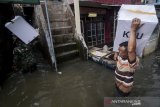 Petugas menerjang banjir saat mendistribusikan logistik keperluan Pemilu dan Pileg di Desa Bojongasih, Dayeuhkolot, Kabupaten Bandung, Jawa Barat, Selasa (16/4/2019). Petugas KPU Kabupaten Bandung mendistribusikan logistik ke 11 TPS terdampak banjir dari jumlah total sebanyak 41 TPS di Kecamatan Dayeuhkolot. ANTARA JABAR/Raisan Al Farisi/agr