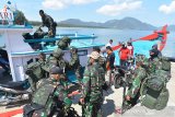 Pasukan gabungan TNI dan Polri menaiki kapal penyeberangan antar pulau di pelabuhan Ulee Lheue, Banda Aceh, Selasa (16/4/2019). Tni dan Polri mengerahkan pasukan untuk wilayah kepulauan, yakni pulau Beras dan Pulau Nasi, kecamatan Pulau Aceh untuk memberikan jaminan keamanan kepada masyarakat dalam pelaksanaan pemilu 17 April 2019. (Antara Aceh/Ampelsa)