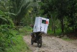 Pekerja membawa Logistik Pemilu serentak 2019 menggunakan sepeda motor menuju desa Atiran,kecamatan Batang Alai Timur, Hulu Sungai Tengah, Kalimantan Selatan, Selasa (16/4/2019).Sebanyak 140 kotak suara, 112 bilik suara, dan 5.292 surat suara di 11 Desa terpencil di Pegunungan Meratus Hulu Sungai Tengah telah didistribusikan KPU Kabupaten Hulu Sungai Tengah. Foto Antaranews Kalsel/Bayu Pratama S.