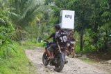 Pekerja membawa Logistik Pemilu serentak 2019 menggunakan sepeda motor menuju desa Atiran,kecamatan Batang Alai Timur, Hulu Sungai Tengah, Kalimantan Selatan, Selasa (16/4/2019).Sebanyak 140 kotak suara, 112 bilik suara, dan 5.292 surat suara di 11 Desa terpencil di Pegunungan Meratus Hulu Sungai Tengah telah didistribusikan KPU Kabupaten Hulu Sungai Tengah. Foto Antaranews Kalsel/Bayu Pratama S.