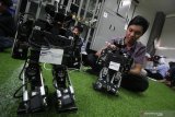 Mahasiswa jurusan teknik elektro Institut Teknologi Sepuluh Nopember Surabaya (ITS), Ari Wijaya (kanan) menyiapkan robot sepak bola untuk didemonstrasikan di Surabaya, Jawa Timur, Selasa (16/4/2019). ITS mengirimkan tim robot sepak bola Ichiro untuk mengikuti Kontes Robot Sepak Bola Indonesia (KRSBI) tingkat nasional di Universitas Dian Nuswantoro, Semarang yang akan berlangsung pada 19-23 Juni 2019. Antara Jatim/Moch Asim/zk.