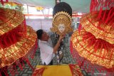 Pengurus Rukun Warga (RW) 08 menyiapkan tempat pemungutan suara (TPS) 29 yang bernuansa adat dan budaya Bali di Perumahan Rungkut Mapan Barat, Surabaya, Jawa Timur, Selasa (16/4/2019). TPS dengan tema Bhinneka Tunggal Ika yang dibangun secara swadaya tersebut bertujuan untuk meningkatkan partisipasi warga agar menggunakan hak pilihnya pada Pemilu 17 April 2019. Antara Jatim/Moch Asim/zk.