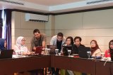 Salah satu bentuk Penguatan Transparansi dan Tata Kola Pemerintahan Yang Baik Melalui Open Data, National Demokratic Institute (NDI) sebagai bentuk komitmen dengan Pemerintahan Kota Pontianak dan Pemerintahan Propinsi Kalimantan Barat, mengadakan kegiatan lanjutan Pelatihan Satu Data untuk kelompok masyarakat sipil dan komunitas, Rabu–Kamis (10-11/4) di Mercure Hotel Pontianak.


Country Representative NDI, Teresita Poespowardojo menyampaikan bahwa pelatihan yang digagas bersama Pontianak Digital Streaming (PDS) ini juga sebagai komitmen untuk melaksanakan program Keterbukaan Pemerintah (Open Goverment) dan Insiatif Satu Data Indonesia (Open Data). Diikuti selain Komisi Informasi Kalbar juga sejumlah CSO dan komunitas antara lain AJI, Koalisi Perempuan Indonesia, Gemawan, LPM Untan, Forum Peduli Pelayanan Publik, LPS-AIR, KOAS dan Relawan Magang PDS Pontianak.


