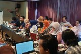 Salah satu bentuk Penguatan Transparansi dan Tata Kola Pemerintahan Yang Baik Melalui Open Data, National Demokratic Institute (NDI) sebagai bentuk komitmen dengan Pemerintahan Kota Pontianak dan Pemerintahan Propinsi Kalimantan Barat, mengadakan kegiatan lanjutan Pelatihan Satu Data untuk kelompok masyarakat sipil dan komunitas, Rabu–Kamis (10-11/4) di Mercure Hotel Pontianak.


Country Representative NDI, Teresita Poespowardojo menyampaikan bahwa pelatihan yang digagas bersama Pontianak Digital Streaming (PDS) ini juga sebagai komitmen untuk melaksanakan program Keterbukaan Pemerintah (Open Goverment) dan Insiatif Satu Data Indonesia (Open Data). Diikuti selain Komisi Informasi Kalbar juga sejumlah CSO dan komunitas antara lain AJI, Koalisi Perempuan Indonesia, Gemawan, LPM Untan, Forum Peduli Pelayanan Publik, LPS-AIR, KOAS dan Relawan Magang PDS Pontianak.


