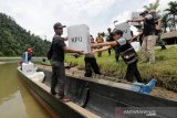 Petugas penyelenggara pemilihan umum (pemilu) dibantu personil Polres Aceh Selatan dan anggota TNI Kodim 0107 memuat kotak suara dan logistik ke dalam perahu untuk didistribusikan ke TPS terpencil serta terisolir Sarah Baru di Manggamat Kluet Tengah, Aceh Selatan, Selasa (16/4/2019). Menjelang H-1 pemilu serentak legislatif dan presiden 2019, pihak penyelenggara mendistribusikan berbagai logistik dan kebutuhan untuk TPS guna menyukseskan tahapan pemungutan suara 17 April 2019. (Antara Aceh/Irwansyah Putra)