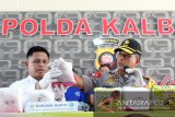 Kapolda Kalimantan Barat Irjen Pol Didi Haryono (kanan) didampingi Direktur Resnarkoba Polda Kalbar Kombes Pol Gembong Yudha (kiri) memperlihatkan barang bukti ekstasi saat rilis ungkap kasus di Mapolda Kalbar, Senin (15/4/2019). Polda Kalbar merilis hasil penangkapan berupa 8,124 kilogram sabu-sabu dan 18.762 butir ekstasi yang diselundupkan dari Malaysia melalui jalur laut yang dilakukan oleh lima anggota sindikat penyelundupan narkoba lintas daerah. ANTARA FOTO/Jessica Helena Wuysang