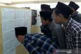 suasana pelaksanan pemilu di TPS yang berada di Aula Muktamar Pondok Pesantren Lirboyo, Kota Kediri, Jawa Timur, Rabu (17/4). Para santri antusias mengikuti pemilu dengan datang memberikan hak suara. Antara Jatim/ Asmaul Chusna