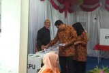 Wali Kota Kediri terpilih Abdullah Abu Bakar saat menggunakan hak politiknya dalam Pemilu 2019, di TPS 1, Kelurahan Banjaran, Kecamatan Kota, Kediri, Jawa Timur, Rabu (17/4). Di Kota Kediri, jumlah daftar pemilih tetap (DPT) yakni 201.850 jiwa, ditambah 8.731 pemilih yang masuk sebagai DPTb. Semuanya tersebar di 46 kelurahan di tiga kecamatan. Jumlah DPTb ini terbesar se-Indonesia. Antara Jatim/ Asmaul Chusna/zk