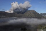 Asap vulkanik terlihat keluar dari mulut kawah Gunung Bromo, Probolinggo, Jawa Timur, Rabu (17/4/2019). Pusat Vulkanologi Mitigasi Bencana Geologi (PVMBG) mencatat gunung Bromo masih mengalami erupsi meski tidak menerus dan mengeluarkan asap vulkanik dengan ketinggian maksimal 600 meter yang mengarah ke tenggara serta gempa letusan sebanyak satu kali dan gempa tremor dominan 2 milimeter. Antara Jatim/Ari Bowo Sucipto/zk.