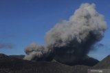 Asap vulkanik terlihat keluar dari mulut kawah Gunung Bromo, Probolinggo, Jawa Timur, Rabu (17/4/2019).Pusat Vulkanologi Mitigasi Bencana Geologi (PVMBG) mencatat gunung Bromo masih mengalami erupsi meski tidak menerus dan mengeluarkan asap vulkanik dengan ketinggian maksimal 600 meter yang mengarah ke tenggara serta gempa letusan sebanyak satu kali dan gempa tremor dominan 2 milimeter. Antara Jatim/Ari Bowo Sucipto/zk.