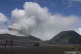 Wisatawan melihat gunung Bromo dari radius aman yakni di kawasan lautan pasir di Probolinggo, Jawa Timur, Rabu (17/4/2019). Pusat Vulkanologi Mitigasi Bencana Geologi (PVMBG) mencatat gunung Bromo masih mengalami erupsi meski tidak menerus dan mengeluarkan asap vulkanik dengan ketinggian maksimal 600 meter yang mengarah ke tenggara serta gempa letusan sebanyak satu kali dan gempa tremor dominan 2 milimeter. Antara Jatim/Ari Bowo Sucipto/zk.
