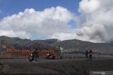 Wisatawan melihat gunung Bromo dari radius aman yakni di kawasan lautan pasir di Probolinggo, Jawa Timur, Rabu (17/4/2019). Pusat Vulkanologi Mitigasi Bencana Geologi (PVMBG) mencatat gunung Bromo masih mengalami erupsi meski tidak menerus dan mengeluarkan asap vulkanik dengan ketinggian maksimal 600 meter yang mengarah ke tenggara serta gempa letusan sebanyak satu kali dan gempa tremor dominan 2 milimeter. Antara Jatim/Ari Bowo Sucipto/zk.