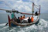 Sejumlah petugas mendistribusikan logistik Pemilu serentak 2019 ke kawasan Taman Nasional Baluran, Dusun Merak, Desa Sumberwaru, Banyuputih, Situbondo, Jawa Timur, Selasa (16/4/2019). Pengiriman logistik ke tiga Tempat Pemungutan Suara (TPS), yaitu TPS 29, 30, 31 di dusun itu memakai perahu karena jalur laut lebih mudah dibanding jalur darat. Antara Jatim/Seno/ZK