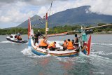 Sejumlah petugas mendistribusikan logistik Pemilu serentak 2019 ke kawasan Taman Nasional Baluran, Dusun Merak, Desa Sumberwaru, Banyuputih, Situbondo, Jawa Timur, Selasa (16/4/2019). Pengiriman logistik ke tiga Tempat Pemungutan Suara (TPS), yaitu TPS 29, 30, 31 di dusun itu memakai perahu karena jalur laut lebih mudah dibanding jalur darat. Antara Jatim/Seno/ZK