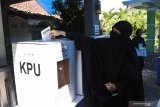Mahasiswi Sekolah Tinggi Dirasat Islamiyah Imam Syafi'i (STDIIS) menggunakan hak pilihnya di TPS 03, Desa Kranjingan, Sumbersari, Jember, Jawa Timur, Rabu (17/4/2019). Antara Jatim/Seno/ZK