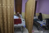 Pasien menggunakan hak pilihnya pada pemilu 2019 di RSUD Dokter Soekardjo, Kota Tasikmalaya, Jawa Barat, Rabu (17/4/2019). Sebanyak 157 pasien rawat inap menggunakan hak suaranya. ANTARA JABAR/Adeng Bustomi/agr