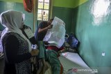 Pasien menggunakan hak pilihnya pada pemilu 2019 di RSUD Dokter Soekardjo, Kota Tasikmalaya, Jawa Barat, Rabu (17/4/2019). Sebanyak 157 pasien rawat inap menggunakan hak suaranya. ANTARA JABAR/Adeng Bustomi/agr