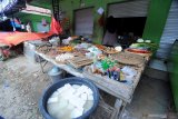 Pedagang sayur mayur menunggui barang dagangannya saat pemungutan suara Pemilu 2019 di Pasar 17 Agustus,  Pamekasan, Jawa Timur, Rabu (17/4/2019). Tingginya partisipasi warga dalam Pemilu 2019 menyebabkan sejumlah pasar di kabupaten itu sepi dari pedagang dan pembeli. Antara Jatim/Saiful Bahri/zk.