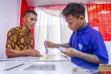 Warga binaan memasukan surat suara ke dalam kotak suara saat mengikuti pencoblosan Pemilu 2019 di TPS yang berada di Lapas Kelas II A, Karawang, Jawa Barat, Rabu (17/4/2019). ANTARA JABAR/M Ibnu Chazar/agr