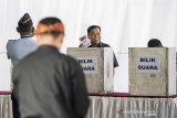 Warga binaan Setya Novanto (tengah) menunjukkan surat suara saat mengikuti pencoblosan Pemilu 2019 di TPS yang berada di Lapas Sukamiskin, Bandung, Jawa Barat, Rabu (17/4/2019). ANTARA JABAR/M Agung Rajasa/agr