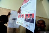 Petugas melakukan penghitungan  perolehan suara Pilpres dalam Pemilu  2019 di TPS 35 Kelurahan Gladak Anyar, Pamekasan, Jawa Timur, Rabu (17/4/2019). Antara Jatim/Saiful Bahri/zk.