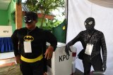 Petugas KPPS berkostum super hero menunggu warga memberikan hak suaranya di TPS 5 Pondok Benowo Indah yang bertema super hero di Surabaya, Jawa Timur, Rabu (17/4/2019). Antara Jatim/Zabur Karuru