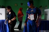 Petugas KPPS melayani warga saat akan memberikan hak suaranya di TPS 5 Pondok Benowo Indah yang bertema super hero di Surabaya, Jawa Timur, Rabu (17/4/2019). Antara Jatim/Zabur Karuru/Zk