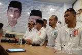 Ketua Tim Kampanye Daerah (TKD) Koalisi Indonesia Kerja Sumut Ivan Iskandar Batubara (kedua kiri) bersama Ketua Umum DPP Nusantara untuk Jokowi (N4J) RE Nainggolan (kiri) Bendahara TKD Akbar Himawan Buchari (kedua kanan) dan Pembina Relawan Pengusaha Muda Nasional Untuk Jokowi Ma'ruf Bobby Nasution (kanan) memberi keterangan kepada wartawan, di Medan, Sumatera Utara, Rabu (17/4/2019). TKD Sumut menilai berdasarkan hitungan internal, pihaknya yakin pasangan Capres dan Cawapres nomor urut 01 Joko Widodo-KH Ma'ruf Amin menang di Sumatera Utara diatas 50 persen. (Antara Sumut/Irsan)