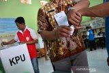 Warga binaan memasukan jari kelingking usai mencoblos pada pemilu serentak 2019 di Tempat Pemungutan Suara (TPS) Lapas Klas IIB Jombang, Jawa Timur, Rabu (17/4/2019). Sebanyak 384 warga binaan Lapas setempat menggunakan hak pilihnya dalam pemilu serentak 2019. Antara Jatim/Syaiful Arif/zk