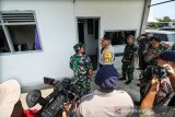 Kapolda Aceh Irjen Pol Rio S Djambak, Danlanal Lhokseumawe, Kolonel Laut (p) M. Sjamsul Rizal (tengah) melihat langsung Pos TNI AL Lanal Pusong pasca diamuk massa di Desa Pusong Baru, Lhokseumawe, Aceh, Kamis (18/4/2019). Kapolda menyebutkan, perselisihan antara warga dengan TNI AL Pos Lanal Pusong yang berujung amukan massa itu telah berdamai, kondisi keamanan Aceh pasca pencoblosan dan tahapan perhitungan suara Pemilu 2019 kembali berjalan aman dan kondusif. (Antara Aceh/Rahmad)