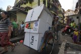 Polisi mengawal tukang becak yang mengangkut logistik Pemilu 2019 di Rusun Sumbo, Surabaya, Jawa Timur, Kamis (18/4/2019). Setelah dilakukannya perhitungan suara di setiap Tempat Pemungutan Suara (TPS), Logistik Pemilu 2019 didistribusikan kembali dari TPS ke Panitia Pemilihan Kecamatan (PPK) untuk disimpan. Antara Jatim/Didik Suhartono/Zk