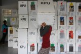 Petugas mengangkut logistik Pemilu 2019 di Kantor Kelurahan Sidotopo, Surabaya, Jawa Timur, Kamis (18/4/2019). Setelah dilakukannya perhitungan suara di setiap Tempat Pemungutan Suara (TPS), Logistik Pemilu 2019 didistribusikan kembali dari TPS ke Panitia Pemilihan Kecamatan (PPK) untuk disimpan. Antara Jatim/Didik Suhartono/Zk