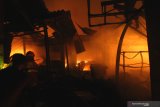 \Petugas Pemadam kebakaran berusaha memadamkan api  yang membakar kios di pasar Lawang, Malang, Jawa Timur, Rabu (17/3/2019) malam. Kebakaran tersebut mengakibatkan kerugian hingga ratusan juta rupiah. Antara Jatim/HO/H.Prabowo/abs/ZK