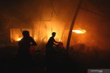 Warga berusaha membantu memadamkan api  yang membakar kios di pasar Lawang, Malang, Jawa Timur, Rabu (17/3/2019) malam. Kebakaran tersebut mengakibatkan kerugian hingga ratusan juta rupiah. Antara Jatim/HO/H.Prabowo/abs/ZK