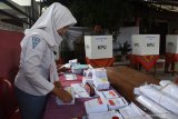 Petugas KPPS mengenakan kostum seragam SMA melakukan aktivitas di TPS 08 Kelurahan Tonatan, Kabupaten Ponorogo, Jawa Timur, Rabu (17/04/2019). Petugas mengenakan kostum tersebut dimaksudkan untuk menarik minat masyarakat guna menyukseskan Pemilu 2019. Antara Jatim/Siswowidodo/zk.