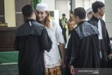 Terdakwa kasus dugaan penganiayaan terhadap remaja Bahar bin Smith (kiri) bersalaman dengan kuasa hukumnya seusai menjalani sidang lanjutan dengan agenda pemeriksaan saksi di Gedung Perpustakaan dan Kearsipan Kota Bandung, Jawa Barat, Kamis (18/4/2019). Dalam sidang tersebut majelis hakim menunda sidang lanjutan kasus penganiayaan terhadap dua remaja oleh Bahar bin Smith dikarenakan saksi fakta dan empat saksi ahli tidak dapat hadir dalam persidangan. ANTARA JABAR/Raisan Al Farisi/agr