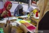 Peserta membuat karya grafis diatas sarung bantal saat workshop melukis sarung bantal di STIE Khez. Muttaqien, Purwakarta, Jawa Barat, Kamis (18/4/2019). Workshop tersebut diselenggarakan oleh Ruang Hitam Art Colony bersama Muttaqien Art Squad untuk mengenalkan seni rupa kepada masyarakat dan generasi milenial. ANTARA JABAR/M Ibnu Chazar/agr