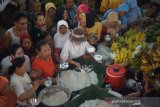 Rayakan berakhirnya pemilu, pedagang Pasar Gede bagikan jenang sumsum