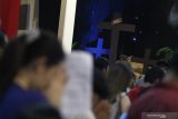 Umat Katolik mengikuti misa Kamis Putih di Gereja Katedral Hati Kudus Yesus di Surabaya, Jawa Timur, Kamis (18/4/2019). Misa Kamis Putih merupakan rangkaian dari Tri Hari Suci Paskah untuk memperingati perjamuan Kudus Yesus dengan 12 muridnya. Antara Jatim/Moch Asim/zk.