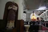 Umat Katolik mengikuti misa Kamis Putih di Gereja Katedral Hati Kudus Yesus di Surabaya, Jawa Timur, Kamis (18/4/2019). Misa Kamis Putih merupakan rangkaian dari Tri Hari Suci Paskah untuk memperingati perjamuan Kudus Yesus dengan 12 muridnya. Antara Jatim/Moch Asim/zk.