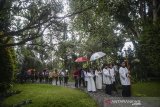 Umat kristiani melakukan prosesi jalan salib di Gereja Katolik Santa Maria Fatima Pertapaan Karmel, Lembang, Kabupaten Bandung Barat, Jawa Barat, Jumat (19/4/2019). Prosesi jalan salib yang dilakukan pada Jumat Agung tersebut dilakukan dalam rangka mengenang dan menghayati masa2 penderitaan Yesus/Isa Almasih sebelum disalibkan sampai akhirnya wafat di salib. ANTARA JABAR/Raisan Al Farisi/agr