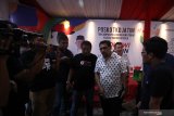 Ketua Tim Kampanye Daerah (TKD) pasangan Capres-Cawapres Joko Widodo-Ma'ruf Amin Inspektur Jenderal (purn) Machfud Arifin memberikan keterangan kepada wartawan di posko TKD Jawa Timur, Surabaya, Jawa Timur, Kamis (18/4/2019). Berdasarkan data yang dikumpulkan hingga Kamis (18/4/2019) petang, pasangan Capres-Cawapres Joko Widodo-Ma'ruf Amin sementara memperoleh suara sebanyak 66,8 persen, sedangkan Capres-Cawapres Prabowo Subianto-Sandiaga Uno memperoleh 33,2 persen suara. Antara Jatim/Moch Asim/zk.