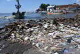 Tumpukan sampah berada di sekitar perahu nelayan yang ditambatkan di Pantai Satelit, Desa Tembokrejo, Muncar, Banyuwangi, Jawa Timur, Jumat (19/4/2019). Pemerintah mengajak semua pihak melakukan aksi pengurangan sampah plastik karena Kementerian Lingkungan Hidup dan Kehutanan RI menyebut produksi sampah plastik di Indonesia mencapai 64 juta ton/tahun dan sebagian besar mencemari lautan, seperti terlihat dari temuan LSM Greenpeace dalam sebuah aksi adanya lebih dari 700 merek sampah plastik di laut. Antara Jatim/Seno/ZK