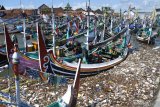 Tumpukan sampah berada di sekitar perahu nelayan yang ditambatkan di Pantai Satelit, Desa Tembokrejo, Muncar, Banyuwangi, Jawa Timur, Jumat (19/4/2019). Pemerintah mengajak semua pihak melakukan aksi pengurangan sampah plastik karena Kementerian Lingkungan Hidup dan Kehutanan RI menyebut produksi sampah plastik di Indonesia mencapai 64 juta ton/tahun dan sebagian besar mencemari lautan, seperti terlihat dari temuan LSM Greenpeace dalam sebuah aksi adanya lebih dari 700 merek sampah plastik di laut. Antara Jatim/Seno/ZK