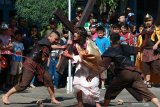 Umat Kristiani melakukan visualisasi jalan salib saat peringatan Jumat Agung di Gereja Katolik St Mikael, Surabaya, Jawa Timur, Jumat (19/4/19). Prosesi yang menggambarkan kesengsaraan Yesus hingga wafatnya tersebut merupakan rangkaian perayaan Paskah. Antara Jatim/Didik Suhartono/ZK