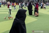 Ratusan warga memadati Alun-alun kota Bandung, Jawa Barat, Jumat (19/4/2019). Alun-alun kota Bandung yang terletak di depan Masjid Raya Bandung tersebut menjadi salah satu lokasi wisata gratis untuk mengisi libur wafat Isa Al Masih. ANTARA JABAR/M Agung Rajasa/agr