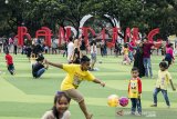 Wisatawan memadati Alun-alun kota Bandung, Jawa Barat, Jumat (19/4/2019). Alun-alun kota Bandung yang terletak di depan Masjid Raya Bandung tersebut menjadi salah satu lokasi wisata gratis untuk mengisi libur wafat Isa Al Masih. ANTARA JABAR/M Agung Rajasa/agr